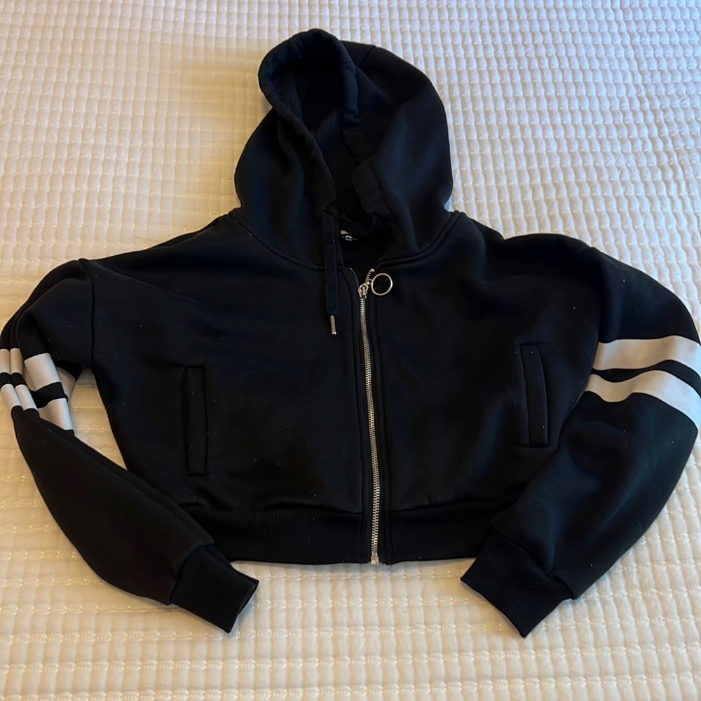 Medium half top hoodie with stripes on the sleeves